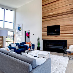 Immagine di un soggiorno minimal aperto e di medie dimensioni con pareti bianche, parquet chiaro, camino lineare Ribbon, TV a parete, sala formale e cornice del camino in legno