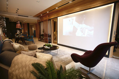 Ejemplo de salón para visitas abierto tradicional renovado de tamaño medio sin chimenea con paredes multicolor, pared multimedia y suelo de mármol