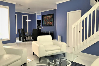 Esempio di un piccolo soggiorno contemporaneo con pareti blu, pavimento in gres porcellanato e pavimento bianco