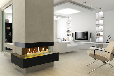 Diseño de salón abierto contemporáneo con paredes blancas, suelo de madera clara, chimenea lineal, marco de chimenea de piedra, televisor independiente y suelo beige