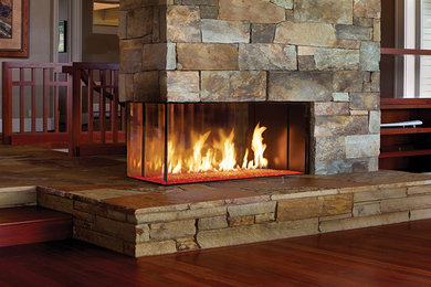 サクラメントにある高級な中くらいなラスティックスタイルのおしゃれなリビング (ベージュの壁、カーペット敷き、両方向型暖炉、石材の暖炉まわり、テレビなし、ベージュの床) の写真