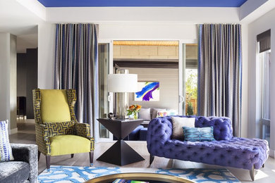 Стильный дизайн: гостиная комната в современном стиле с мраморным полом и коричневым полом - последний тренд