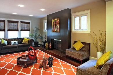 Immagine di un grande soggiorno chic aperto con pareti multicolore, pavimento in legno massello medio, camino classico, cornice del camino in intonaco e nessuna TV