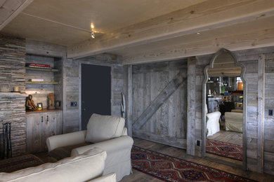 Стильный дизайн: изолированная гостиная комната в морском стиле - последний тренд