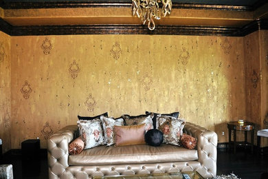 Foto di un ampio soggiorno boho chic aperto con sala formale, pareti multicolore, parquet scuro e TV a parete