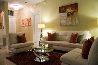 Cette photo montre un salon tendance de taille moyenne et ouvert avec un mur beige et un sol en carrelage de céramique.