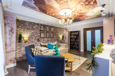 Foto di un piccolo soggiorno bohémian chiuso con pavimento marrone, sala formale, pareti multicolore e pavimento in legno massello medio