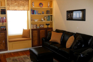 Inspiration för mellanstora klassiska separata vardagsrum, med gula väggar och en fristående TV