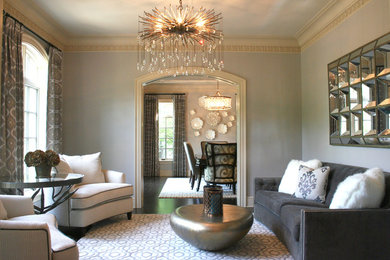 Modelo de salón para visitas cerrado clásico renovado de tamaño medio sin chimenea y televisor con paredes azules y suelo de madera oscura