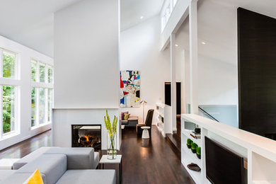 Imagen de salón minimalista con paredes blancas