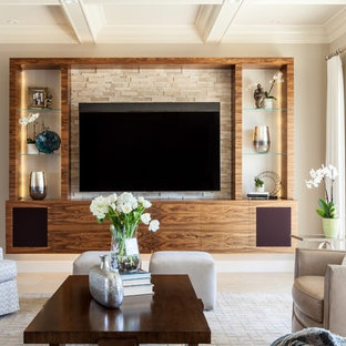 Idee per un grande soggiorno contemporaneo aperto con pareti beige, nessun camino, parete attrezzata, pavimento beige e pavimento in pietra calcarea