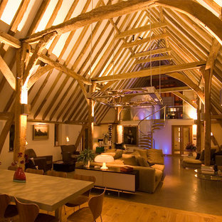 Großes, Repräsentatives, Offenes Modernes Wohnzimmer mit weißer Wandfarbe und hellem Holzboden in Sonstige