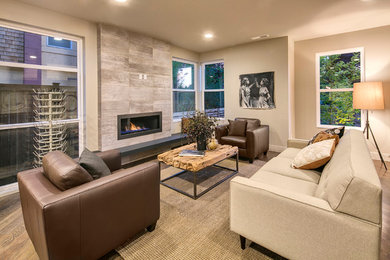 Mittelgroßes, Repräsentatives, Fernseherloses, Offenes Modernes Wohnzimmer mit beiger Wandfarbe, braunem Holzboden, Kamin, gefliester Kaminumrandung und braunem Boden in Seattle