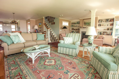 Cottage chic living room photo in Bridgeport