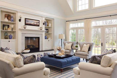 Esempio di un soggiorno stile marino con sala formale, pareti blu, camino classico e nessuna TV