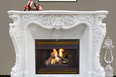 ニューオリンズにあるお手頃価格の中くらいなトラディショナルスタイルのおしゃれなリビング (標準型暖炉、石材の暖炉まわり) の写真