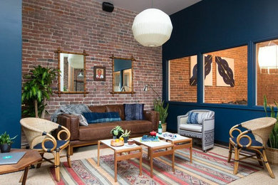 Foto di un soggiorno eclettico di medie dimensioni e stile loft con pavimento in legno massello medio