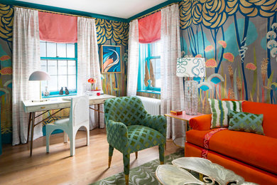 Esempio di un piccolo soggiorno bohémian chiuso con sala formale, pareti multicolore, parquet chiaro, nessun camino, nessuna TV e pavimento marrone