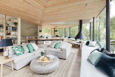 Aménagement d'un salon contemporain ouvert avec une salle de réception, un mur beige, parquet clair, un poêle à bois, un sol beige et un plafond en bois.