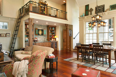 Offenes, Großes Eklektisches Wohnzimmer mit braunem Holzboden, beiger Wandfarbe und braunem Boden in Sonstige