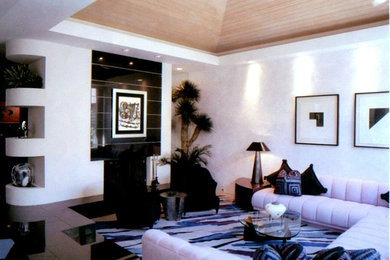 Diseño de salón abierto bohemio grande con paredes grises, moqueta, chimenea de doble cara y marco de chimenea de piedra
