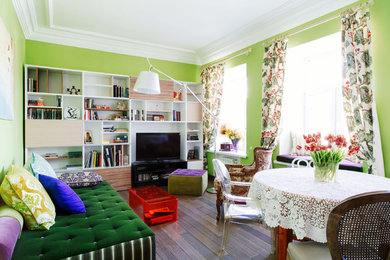 Стильный дизайн: изолированная гостиная комната среднего размера в стиле фьюжн с зелеными стенами и отдельно стоящим телевизором без камина - последний тренд