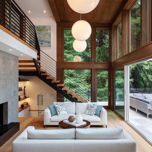 Modernes Wohnzimmer mit weißer Wandfarbe, braunem Holzboden, braunem Boden und Holzdecke in San Francisco