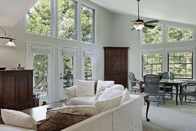 Cette photo montre un grand salon ouvert avec un mur blanc et moquette.