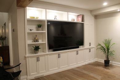 Example of a transitional living room design in Toronto