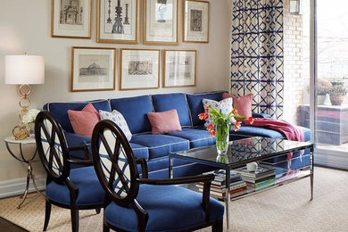 Immagine di un piccolo soggiorno classico con sala formale, pareti beige, parquet scuro, nessuna TV e pavimento marrone