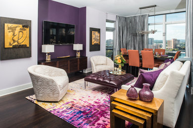 オースティンにあるコンテンポラリースタイルのおしゃれなLDK (紫の壁、竹フローリング、壁掛け型テレビ) の写真