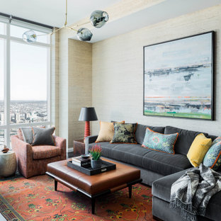 Modernes Wohnzimmer mit beiger Wandfarbe und Tapetenwänden in Boston