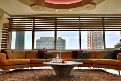 Großes, Repräsentatives, Offenes Modernes Wohnzimmer mit beiger Wandfarbe, Porzellan-Bodenfliesen und beigem Boden in Chicago