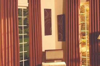 Diseño de salón para visitas cerrado clásico de tamaño medio sin chimenea y televisor con paredes beige, moqueta y suelo beige