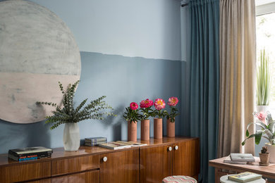 Стильный дизайн: маленькая парадная, изолированная гостиная комната в скандинавском стиле с синими стенами и светлым паркетным полом без камина - последний тренд