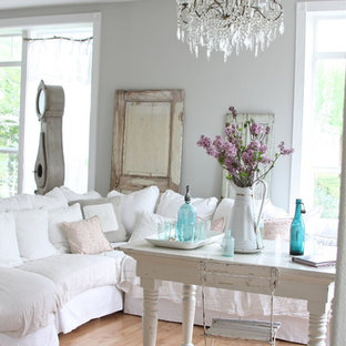 Shabby-Look Wohnzimmer mit grauer Wandfarbe in Sonstige