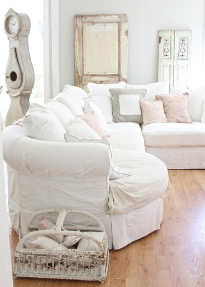 Shabby-chic Style Living Room by Dreamy Whites