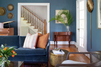 Diseño de salón cerrado clásico renovado con paredes azules, suelo de madera en tonos medios y suelo marrón