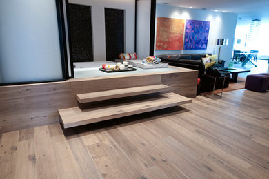 Ejemplo de salón tradicional renovado de tamaño medio con suelo de madera en tonos medios y suelo marrón