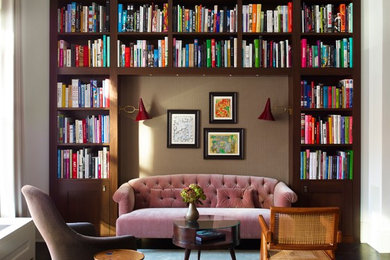Immagine di un soggiorno tradizionale aperto con libreria, pareti bianche e parquet scuro