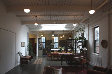 Diseño de salón para visitas tipo loft moderno grande sin chimenea y televisor con paredes blancas, suelo de madera oscura y suelo marrón
