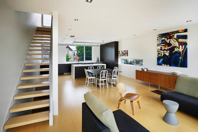 Пример оригинального дизайна: маленькая открытая, парадная гостиная комната в стиле модернизм с белыми стенами, светлым паркетным полом и бежевым полом без телевизора, камина для на участке и в саду