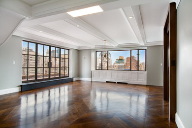 Großes, Repräsentatives, Offenes, Fernseherloses Klassisches Wohnzimmer ohne Kamin mit weißer Wandfarbe, dunklem Holzboden und braunem Boden in New York