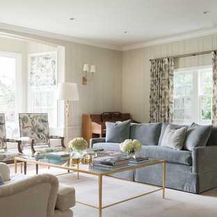 Großes, Repräsentatives, Fernseherloses, Abgetrenntes Shabby-Style Wohnzimmer ohne Kamin mit beiger Wandfarbe und dunklem Holzboden in New York