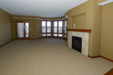 Mittelgroßes, Offenes Klassisches Wohnzimmer mit brauner Wandfarbe, Teppichboden, Kamin, gefliester Kaminumrandung und Multimediawand in Minneapolis