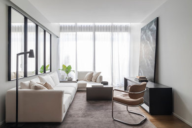 Ispirazione per un piccolo soggiorno minimal aperto con pareti grigie, pavimento in legno massello medio e pavimento marrone