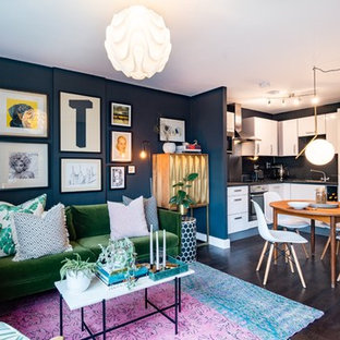 Foto de salón abierto, contemporáneo, pequeño, con paredes negras, suelo de madera oscura y suelo marrón