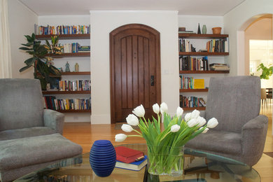 Imagen de salón moderno con paredes blancas, suelo de madera en tonos medios, todas las chimeneas, marco de chimenea de ladrillo y suelo marrón