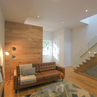 Kleines, Repräsentatives, Offenes Nordisches Wohnzimmer mit weißer Wandfarbe, hellem Holzboden, Kamin und Kaminumrandung aus Holz in Toronto