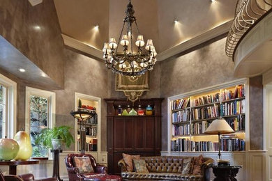 Ejemplo de biblioteca en casa cerrada clásica grande sin televisor con paredes multicolor y suelo de madera en tonos medios